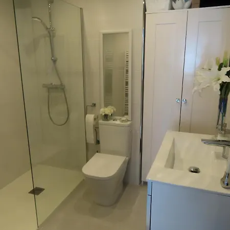 Piso Blanco Apartment *